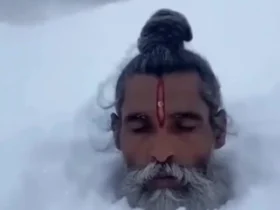 ویدیوی شگفت انگیز از یک راهب هندی که تا گردنش در برف ایستاده است