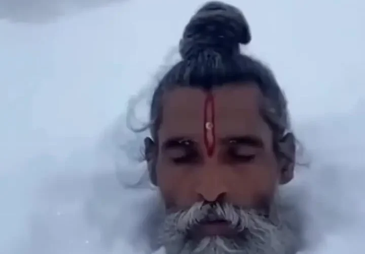 ویدیوی شگفت انگیز از یک راهب هندی که تا گردنش در برف ایستاده است