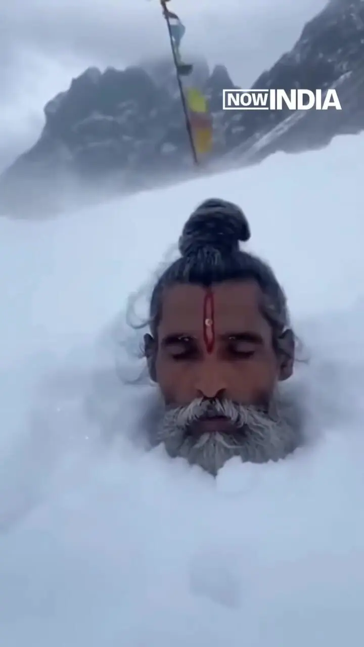 ویدیوی شگفت انگیز از یک راهب هندی که تا گردنش در برف ایستاده است
