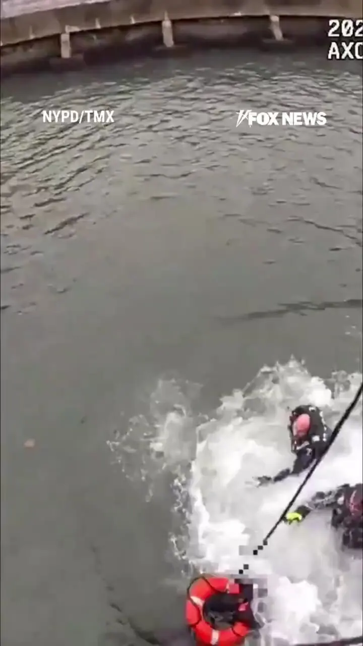 پلیس نیویورک مردی را که در رودخانه یخ زده گیر کرده بود نجات داد