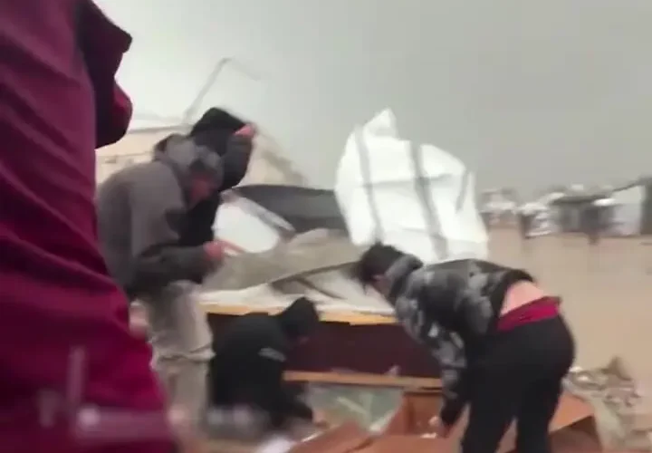 چادرهای آوارگان غزه بر اثر باد و باران شدید فرو ریخت 32 چادرهای آوارگان غزه بر اثر باد و باران شدید فرو ریخت