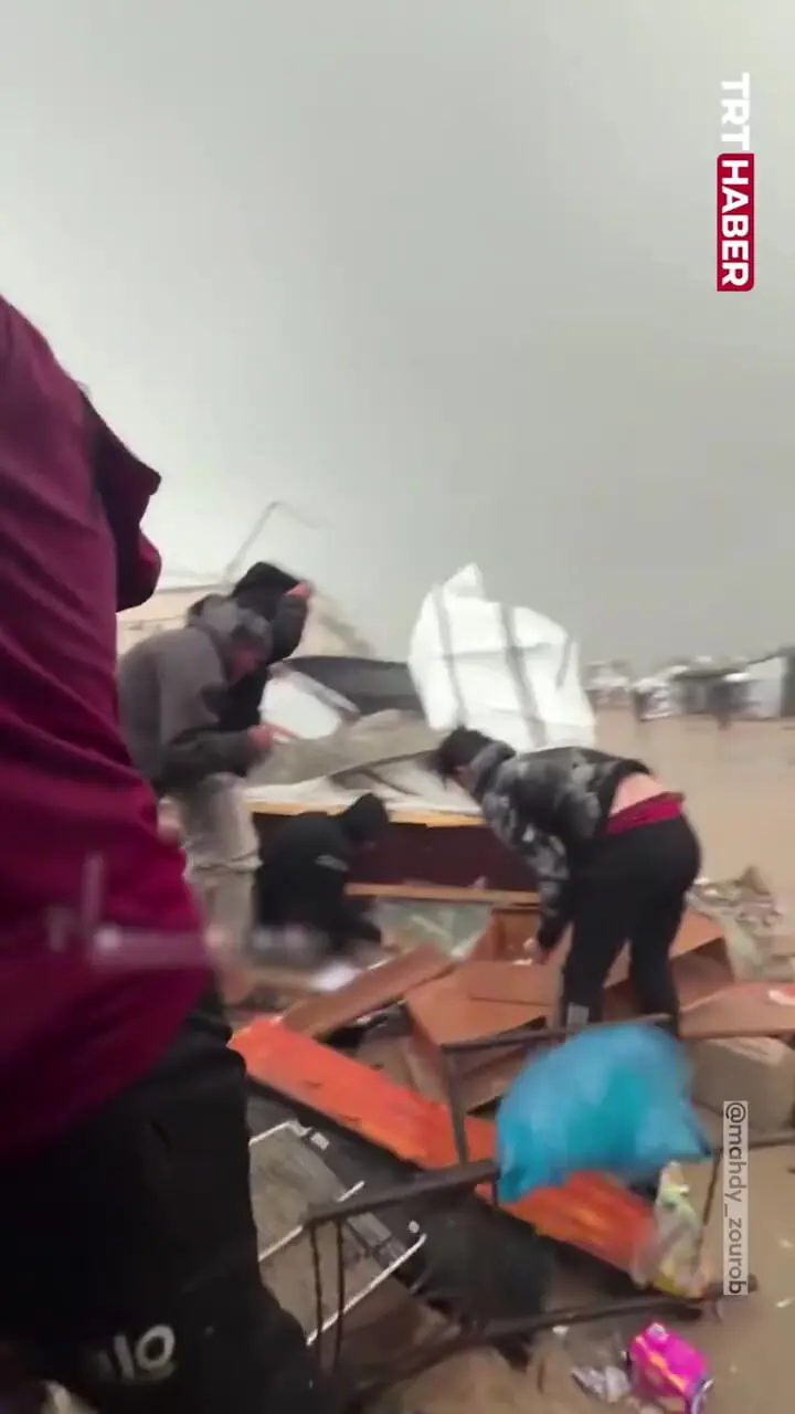 چادرهای آوارگان غزه بر اثر باد و باران شدید فرو ریخت 1 چادرهای آوارگان غزه بر اثر باد و باران شدید فرو ریخت