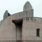 کلیسایی با معماری خشن در دل روستای 200 نفری