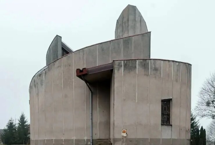 کلیسایی با معماری خشن در دل روستای 200 نفری