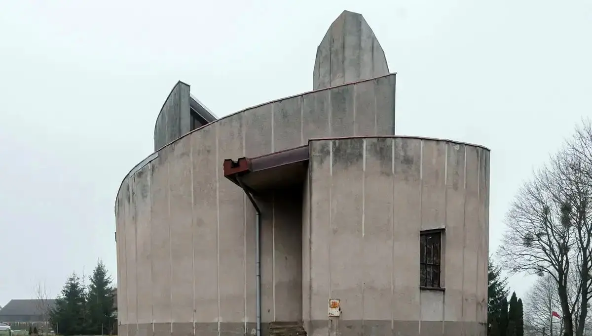 کلیسایی با معماری خشن در دل روستای 200 نفری 1 کلیسایی با معماری خشن در دل روستای 200 نفری