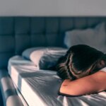 کمبود خواب روند پیری را تسریع می کند. چگونه رفع کنیم؟