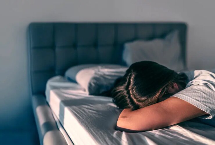 کمبود خواب روند پیری را تسریع می کند. چگونه رفع کنیم؟