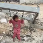 کودکان غزه در میان خرابه ها روی تاب بازی می کنند