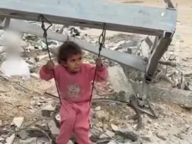 کودکان غزه در میان خرابه ها روی تاب بازی می کنند