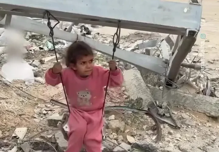 کودکان غزه در میان خرابه ها روی تاب بازی می کنند