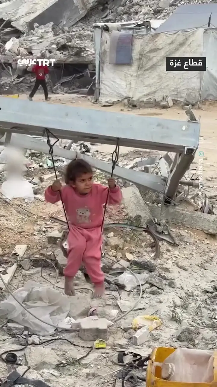 کودکان غزه در میان خرابه ها روی تاب بازی می کنند