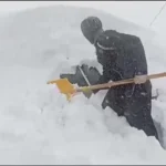 گیر افتادن خودروها زیر برف در بانه