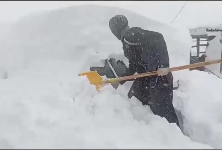 گیر افتادن خودروها زیر برف در بانه 22 گیر افتادن خودروها زیر برف در بانه