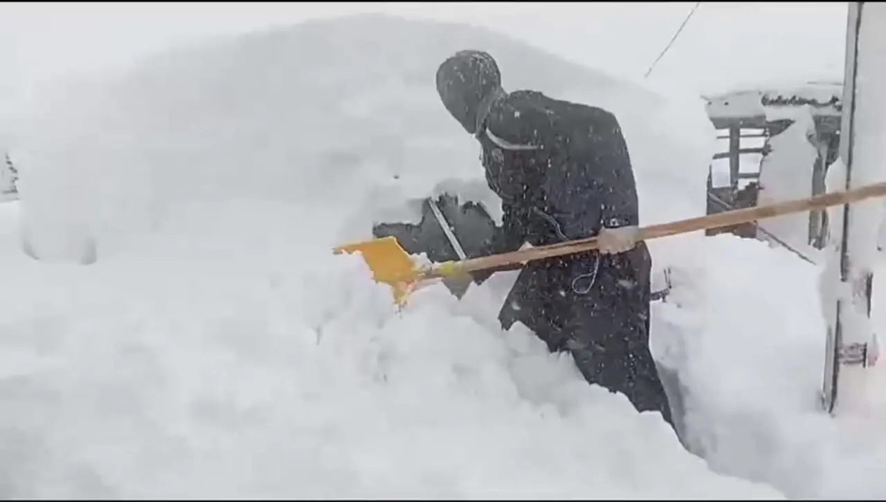 گیر افتادن خودروها زیر برف در بانه