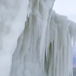 یخ زدگی بی سابقه در میشیگان؛ فانوس دریایی به یک هیولای یخی تبدیل شد