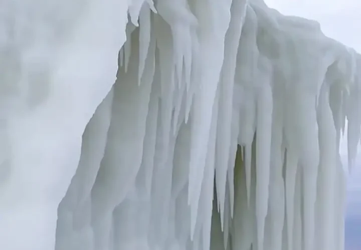 یخ زدگی بی سابقه در میشیگان؛ فانوس دریایی به یک هیولای یخی تبدیل شد