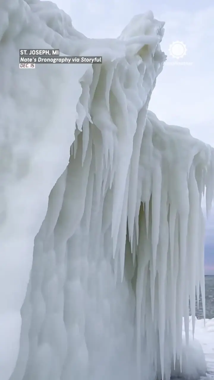 یخ زدگی بی سابقه در میشیگان؛ فانوس دریایی به یک هیولای یخی تبدیل شد