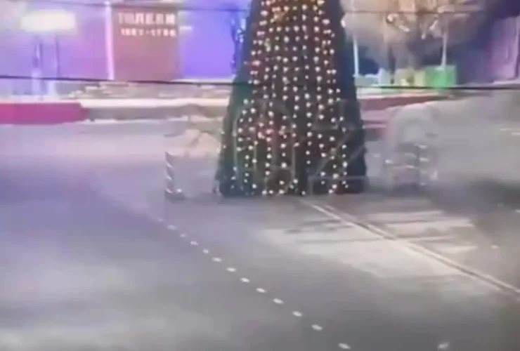 یک راننده با ماشین خود به درخت کریسمس برخورد کرد 34 یک راننده با ماشین خود به درخت کریسمس برخورد کرد