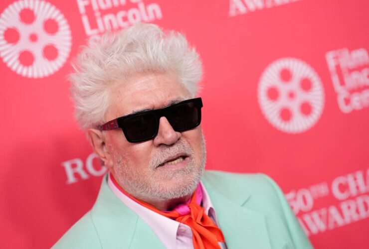 پدرو آلمودوار فیلم کیارستمی را به عنوان یکی از 10 فیلم قرن انتخاب کرد. 24 پدرو آلمودوار فیلم کیارستمی را به عنوان یکی از 10 فیلم قرن انتخاب کرد.