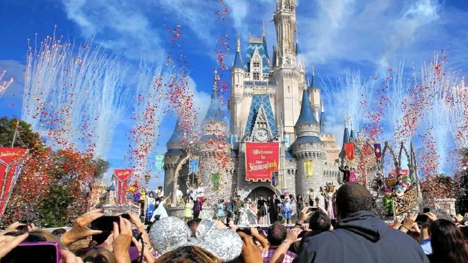 حادثه وحشتناک در دیزنی لند; کارمندی که برای نجات جان تماشاگران از خود گذشت 1 حادثه وحشتناک در دیزنی لند; کارمندی که برای نجات جان تماشاگران از خود گذشت