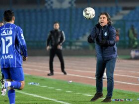 ساپینتو بعد از 90+3 دقیقه بازی با سپاهان از زمین اخراج شد! 9 ساپینتو بعد از 90+3 دقیقه بازی با سپاهان از زمین اخراج شد!