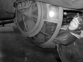 آویزان شدن در زیر بمب افکن؛ خطرناک ترین کار جنگ جهانی دوم 16 هواپیمای بمب افکن