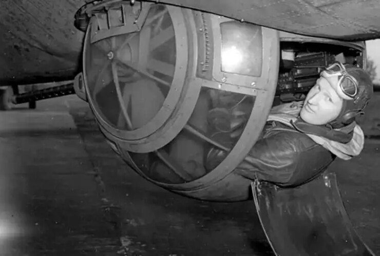 آویزان شدن در زیر بمب افکن؛ خطرناک ترین کار جنگ جهانی دوم 29 هواپیمای بمب افکن