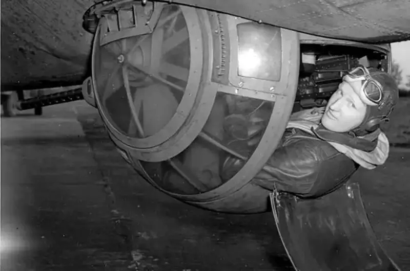 آویزان شدن در زیر بمب افکن؛ خطرناک ترین کار جنگ جهانی دوم 1 هواپیمای بمب افکن