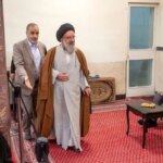 عکس؛ خاتمی در حال بوسیدن دست آیت الله مکارم