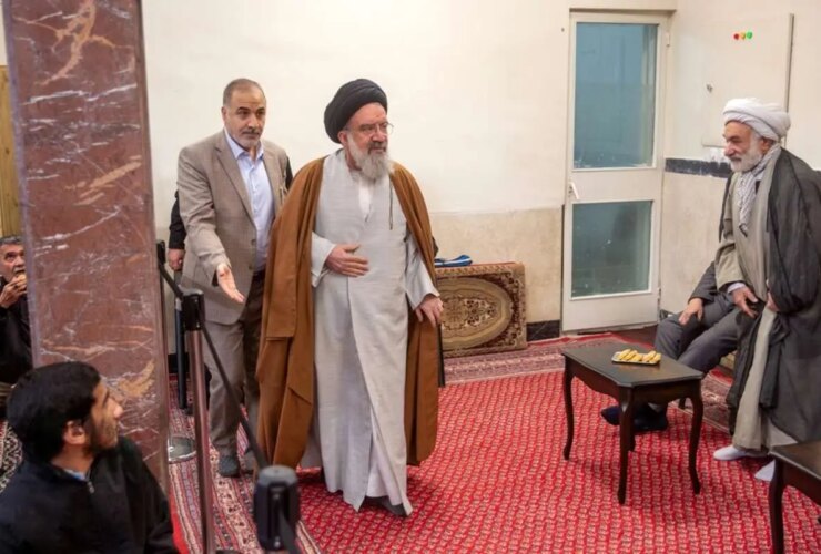 عکس؛ خاتمی در حال بوسیدن دست آیت الله مکارم