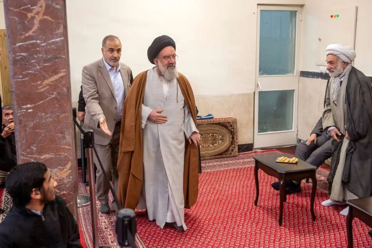 عکس؛ خاتمی در حال بوسیدن دست آیت الله مکارم