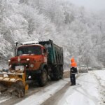 راه 21 روستا به دلیل بارش برف در الموت به روی ترافیک مسدود شد