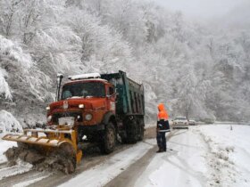 راه 21 روستا به دلیل بارش برف در الموت به روی ترافیک مسدود شد 8 راه 21 روستا به دلیل بارش برف در الموت به روی ترافیک مسدود شد
