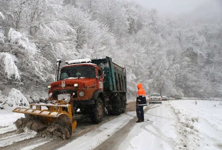 راه 21 روستا به دلیل بارش برف در الموت به روی ترافیک مسدود شد