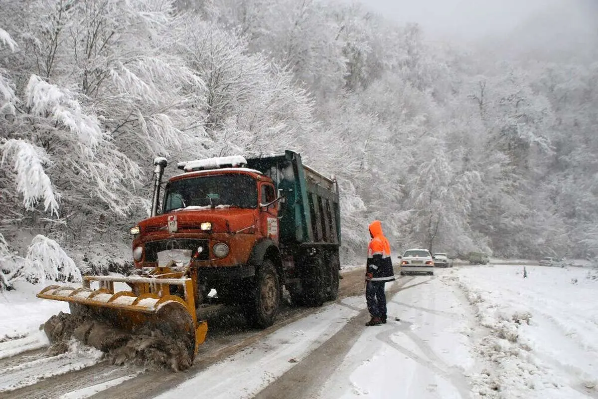 راه 21 روستا به دلیل بارش برف در الموت به روی ترافیک مسدود شد 1 راه 21 روستا به دلیل بارش برف در الموت به روی ترافیک مسدود شد
