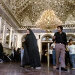 بیتا فرهی، 31 ساله، در کنار خسرو شکیبایی در آرامگاه شاه عبدالعظیم. سال 1368 / عکس