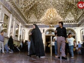 بیتا فرهی، 31 ساله، در کنار خسرو شکیبایی در آرامگاه شاه عبدالعظیم. سال 1368 / عکس