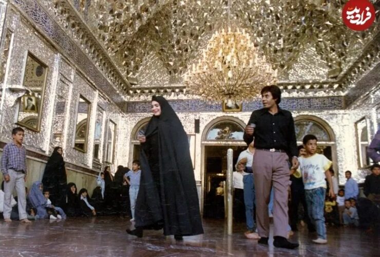 بیتا فرهی، 31 ساله، در کنار خسرو شکیبایی در آرامگاه شاه عبدالعظیم. سال 1368 / عکس