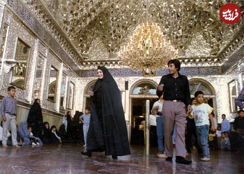 بیتا فرهی، 31 ساله، در کنار خسرو شکیبایی در آرامگاه شاه عبدالعظیم. سال 1368 / عکس