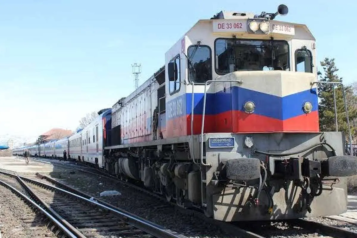 قطار محلی خاش - زاهدان با واگن باری برخورد کرد