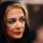 بیتا فرهی، 31 ساله، در کنار خسرو شکیبایی در آرامگاه شاه عبدالعظیم. سال 1368