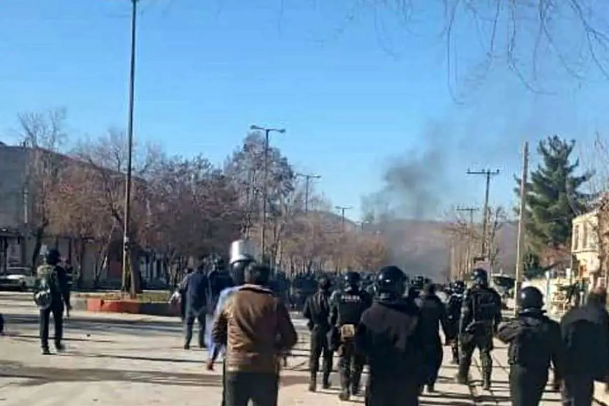 روایت درگیری امروز لردگان از فارس: 2 نفر از ماموران فرجا شهید و 30 نفر مجروح شدند.