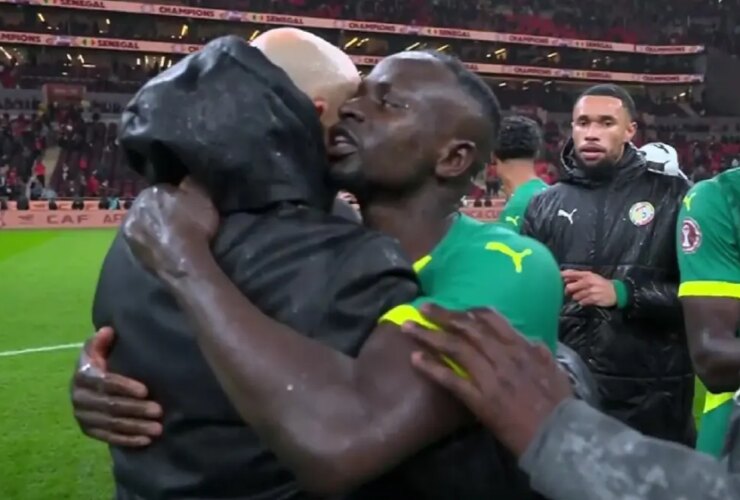 1769388204 دیشب یک مرد قهرمان ملتش شد و به دنبال آن