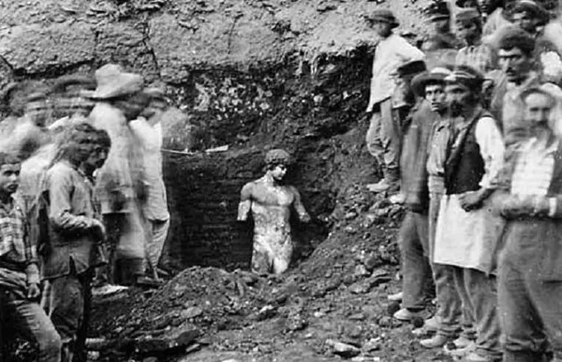 (عکس) لحظه کشف شاهکار در حین کاوش های باستان شناسی 5 14