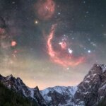 عکس روز ناسا در آسمان شب شکارچی در کوه های یخ زده