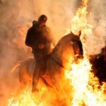 تصاویر; اسب سواری از میان آتش در یک جشنواره سنتی اسپانیایی