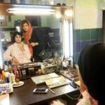 «پریناز ایزدیار» در پشت صحنه سریال شهرزاد با موبایلش; سال 94