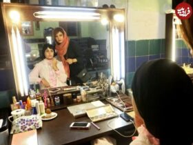 «پریناز ایزدیار» در پشت صحنه سریال شهرزاد با موبایلش; سال 94 8 «پریناز ایزدیار» در پشت صحنه سریال شهرزاد با موبایلش; سال 94