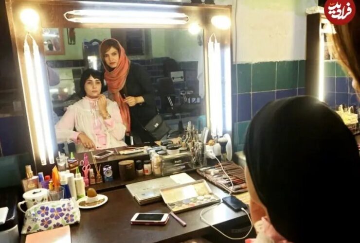 «پریناز ایزدیار» در پشت صحنه سریال شهرزاد با موبایلش; سال 94