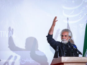 دبیر جشنواره فجر را ببینید: هنرمندان در غیاب مردم در کنار مردم نمی ایستند